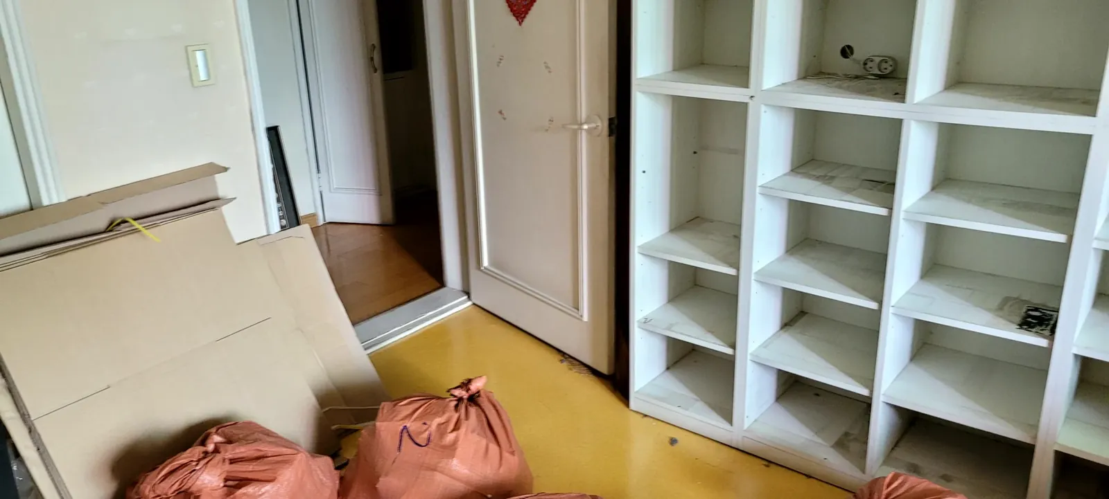 흰색 오픈 선반 수납장이 설치된 방