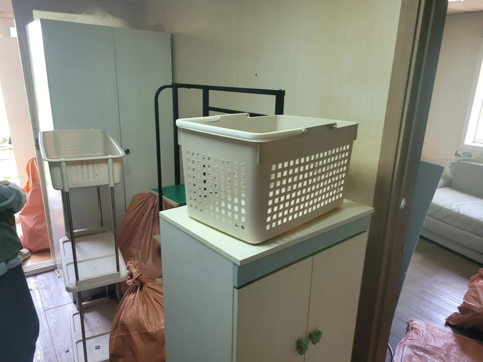 수납장과 짐가방이 함께 쌓인 주택 내부의 모습