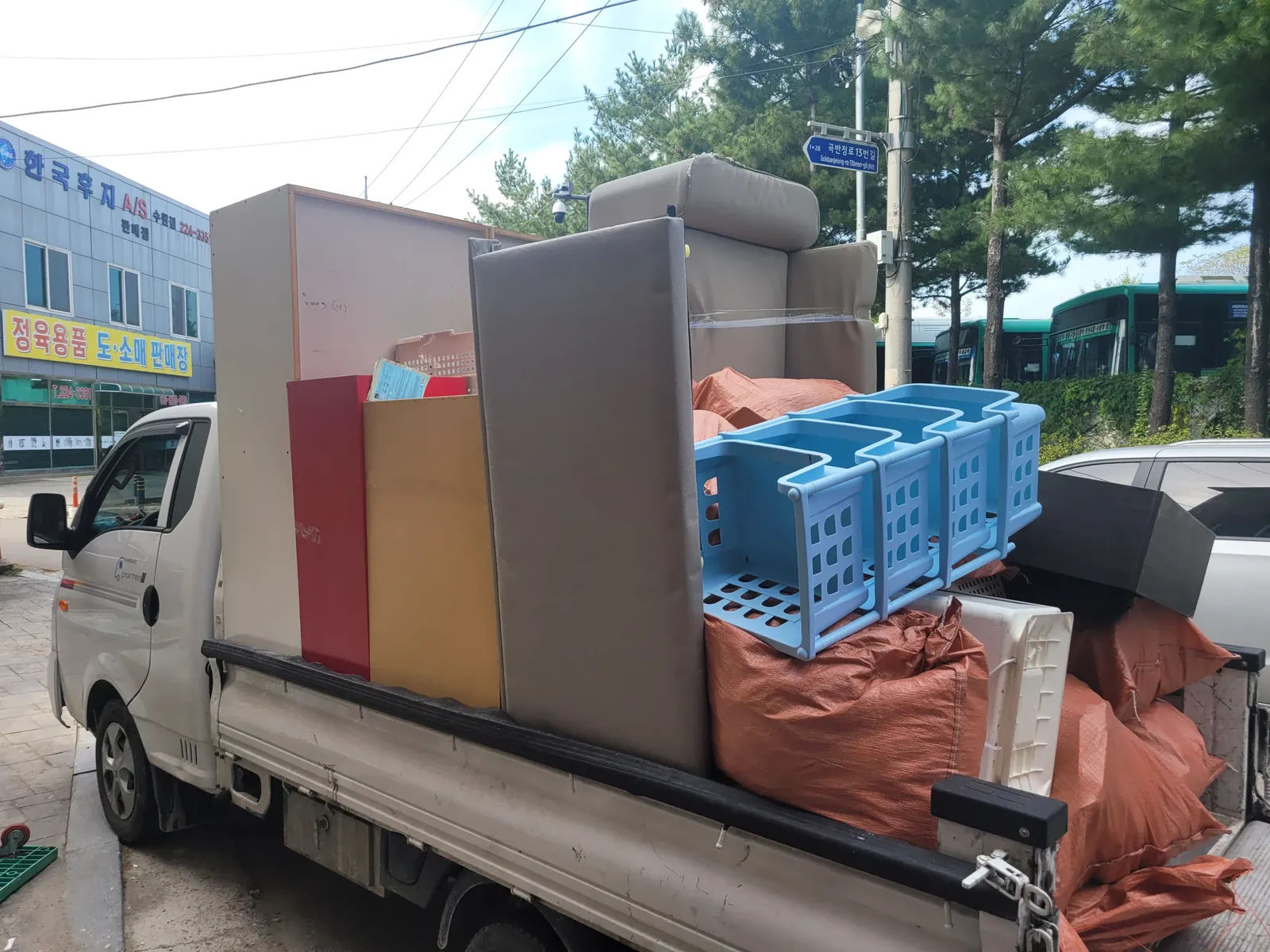 이삿짐 트럭에 가구와 짐이 가득 실린 모습