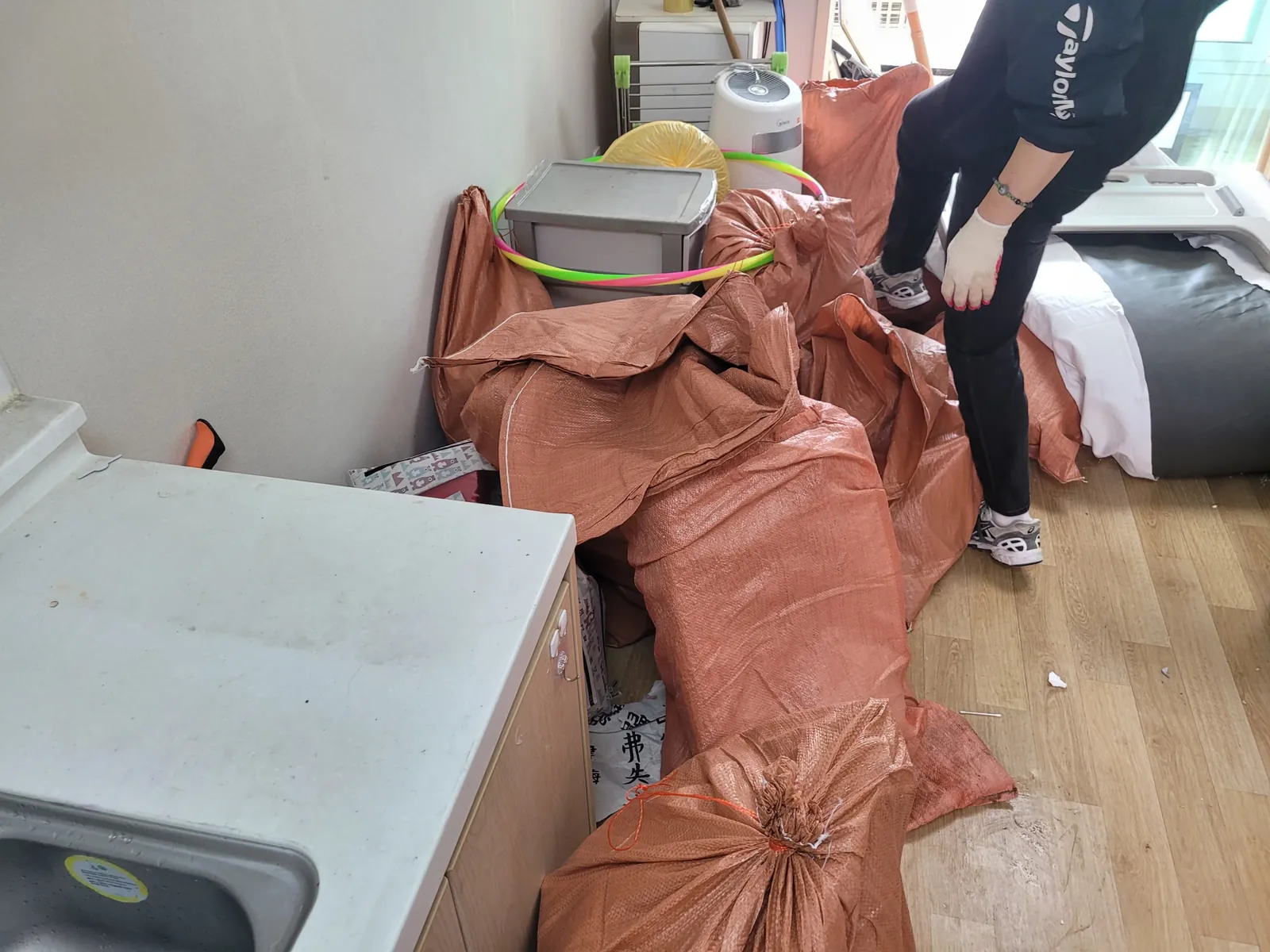현장에서 물건을 확인하며 정리 중인 작업자의 모습
